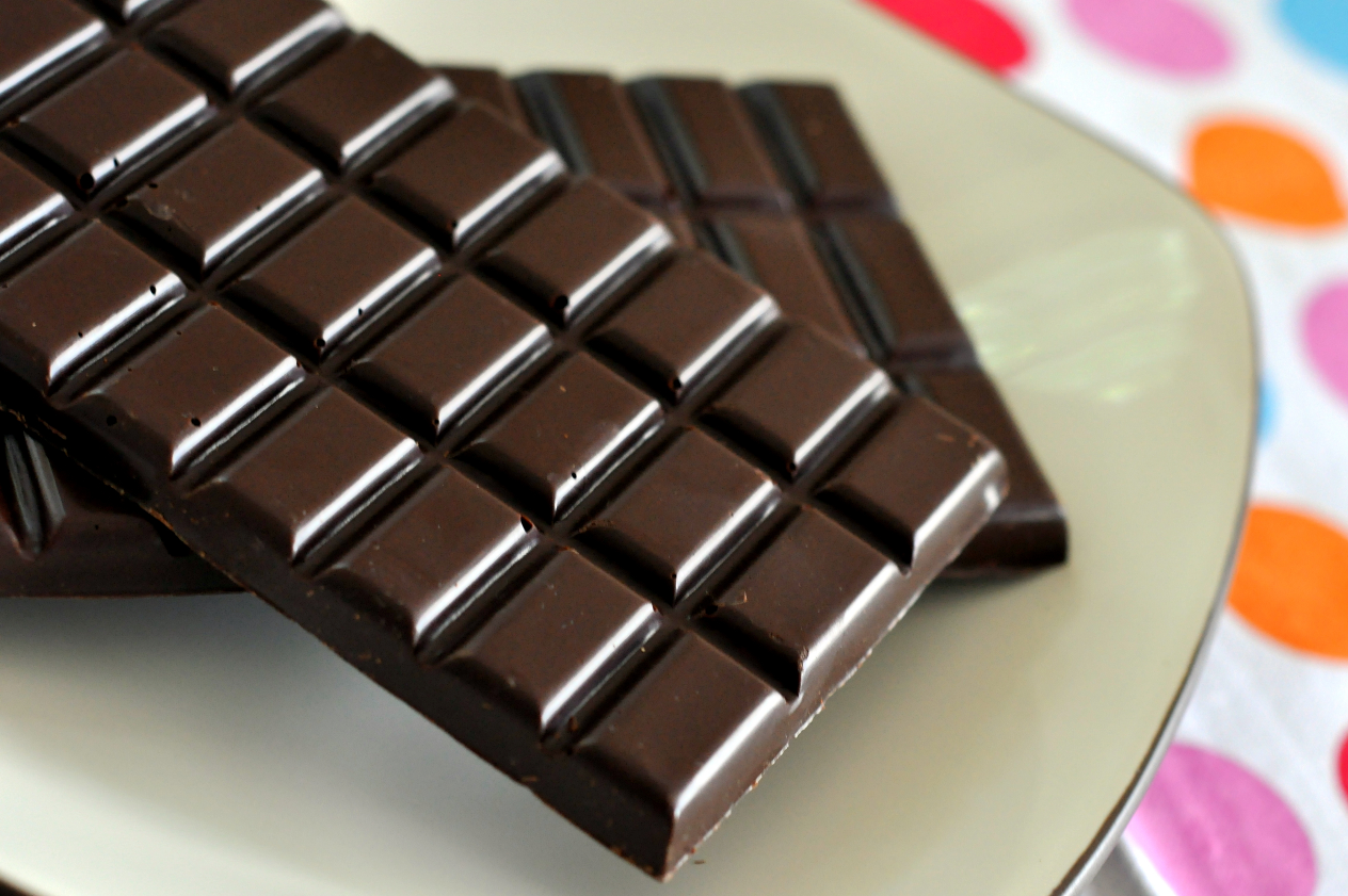 Видео с шоколадкой. Плитка шоколада. Темный шоколад. Плиточный шоколад. Шоколадная плитка.